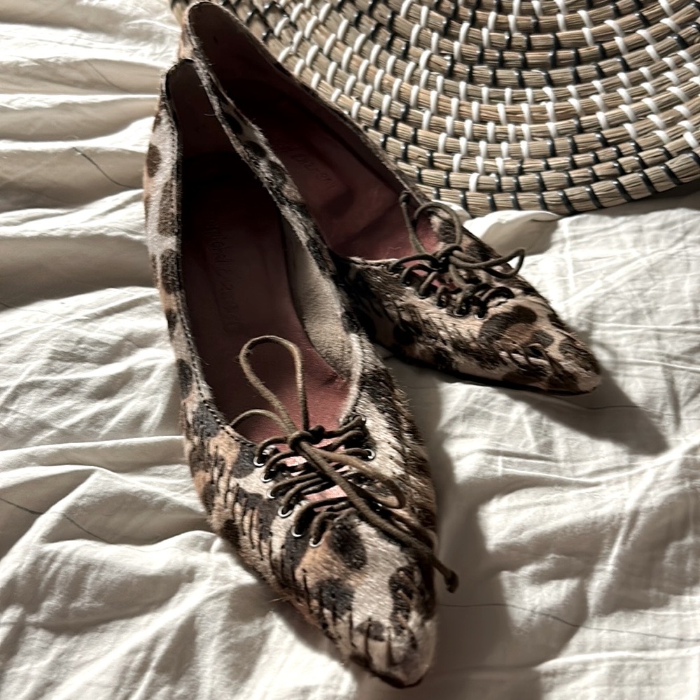 Genuine calfskin casual pumps with adjustable front laces for comfort, hand sewn